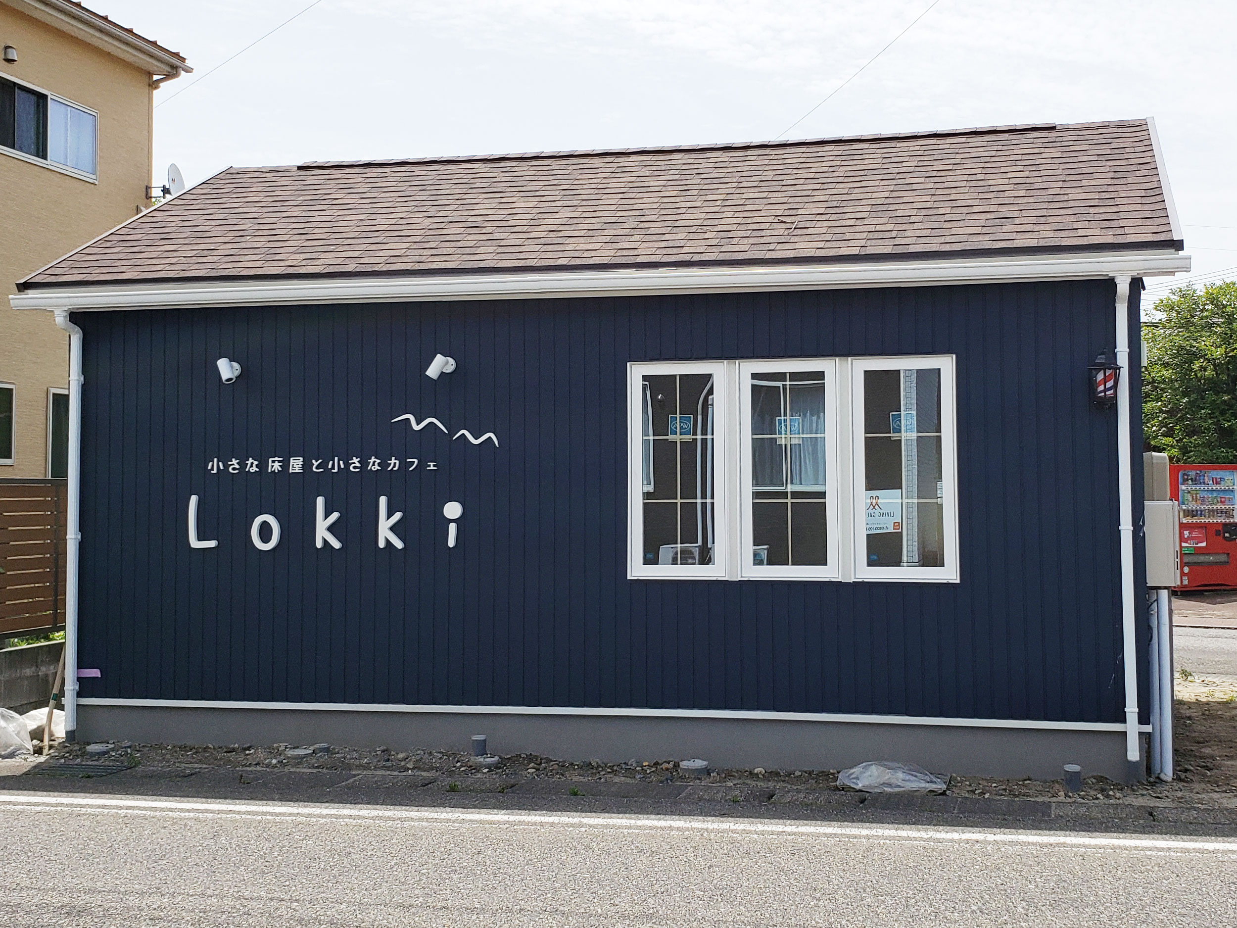 「小さな床屋と小さなカフェ Lokki（ロッキ）」