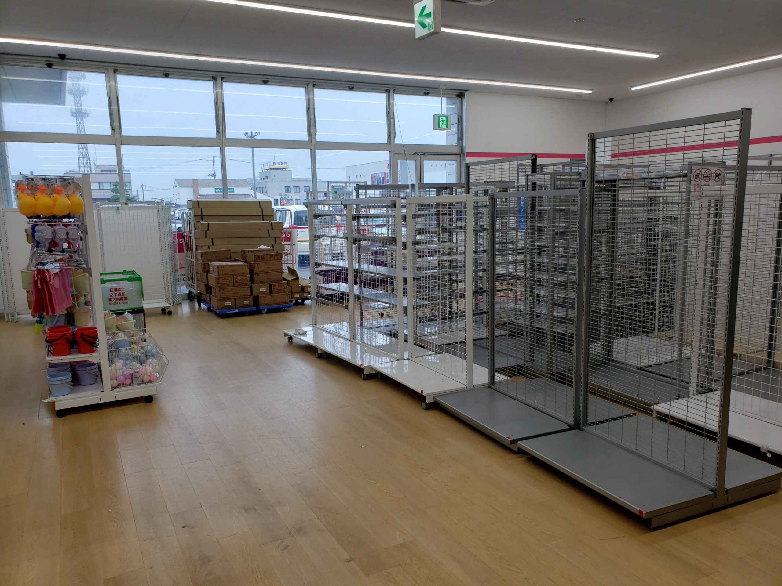「THREEPPY 新津程島SC店」店内