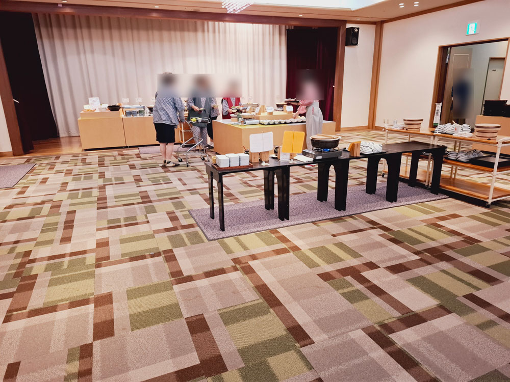 朝食バイキング 料理が並ぶテーブル
