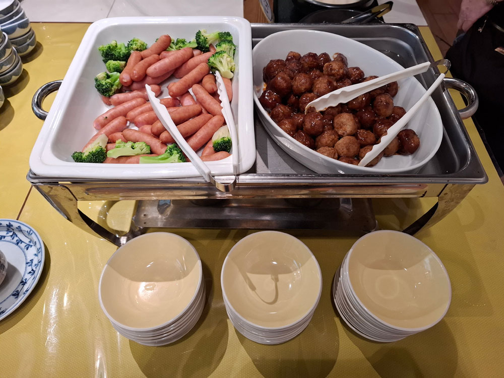 朝食バイキング ウインナーとミートボール