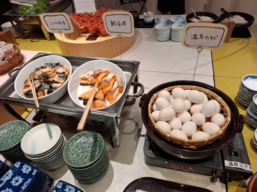 朝食バイキング 焼き魚と温泉たまご