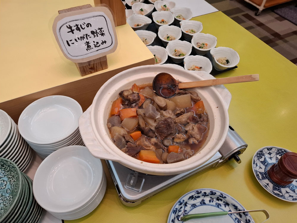朝食バイキング 牛すじの野菜煮込み