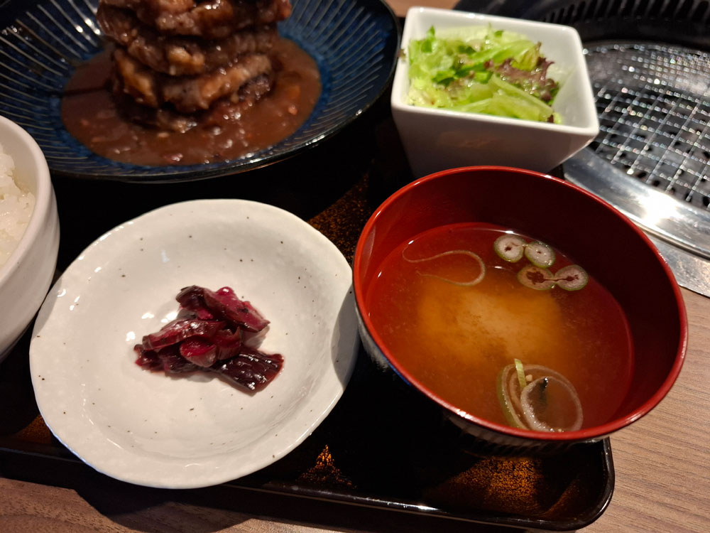 ハンバーグ定食 漬物と味噌汁