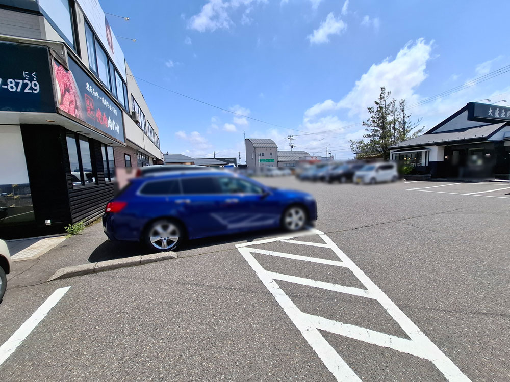 焼肉 肉の山 駐車場