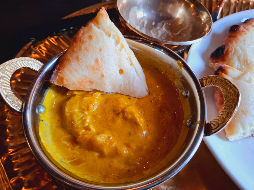 カレーに浸したクリームチーズナン