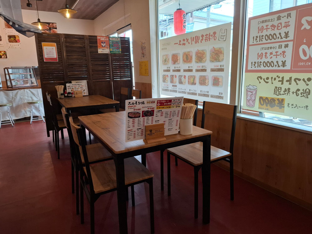 肉まる食堂 店内の様子