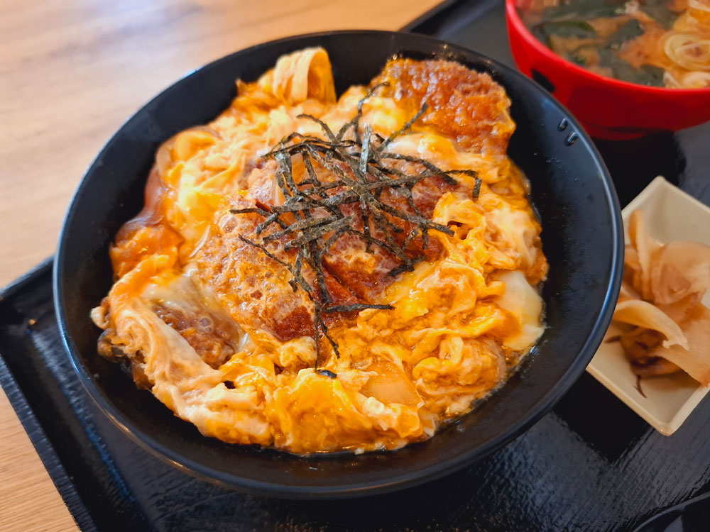 カツ丼 近くからのアングル