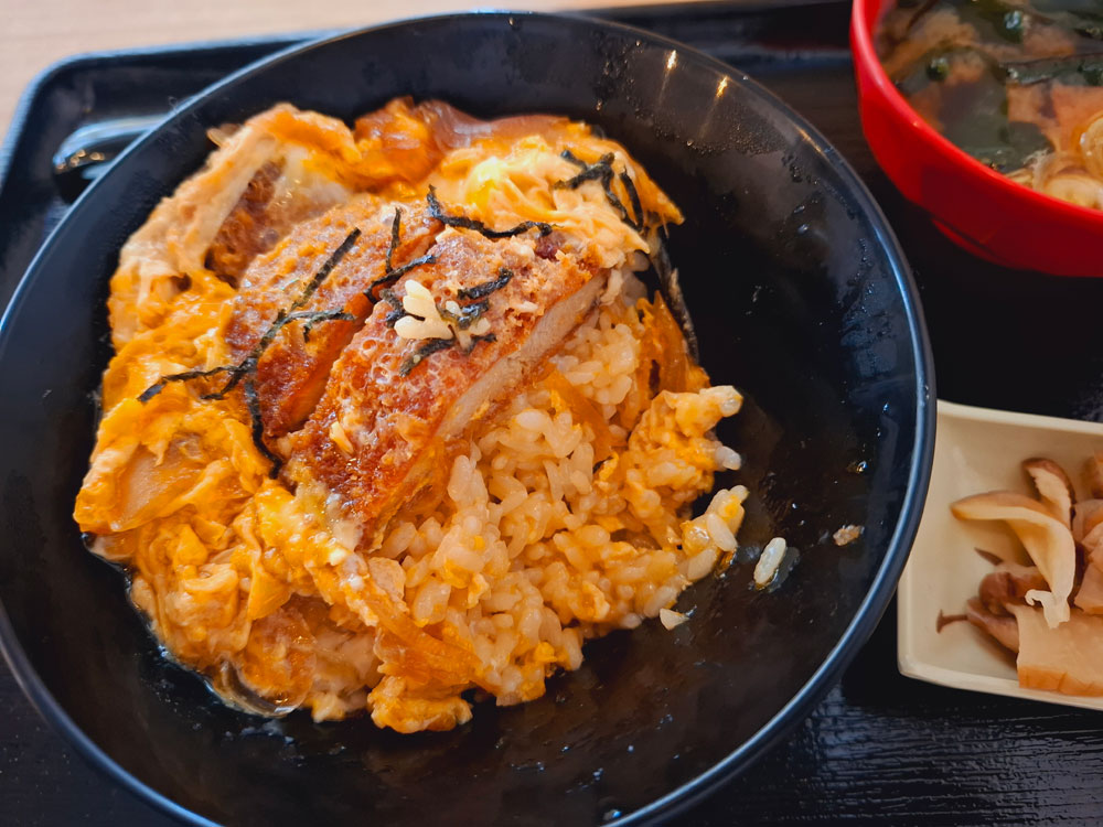 肉まる食堂 カツ丼のご飯とカツ