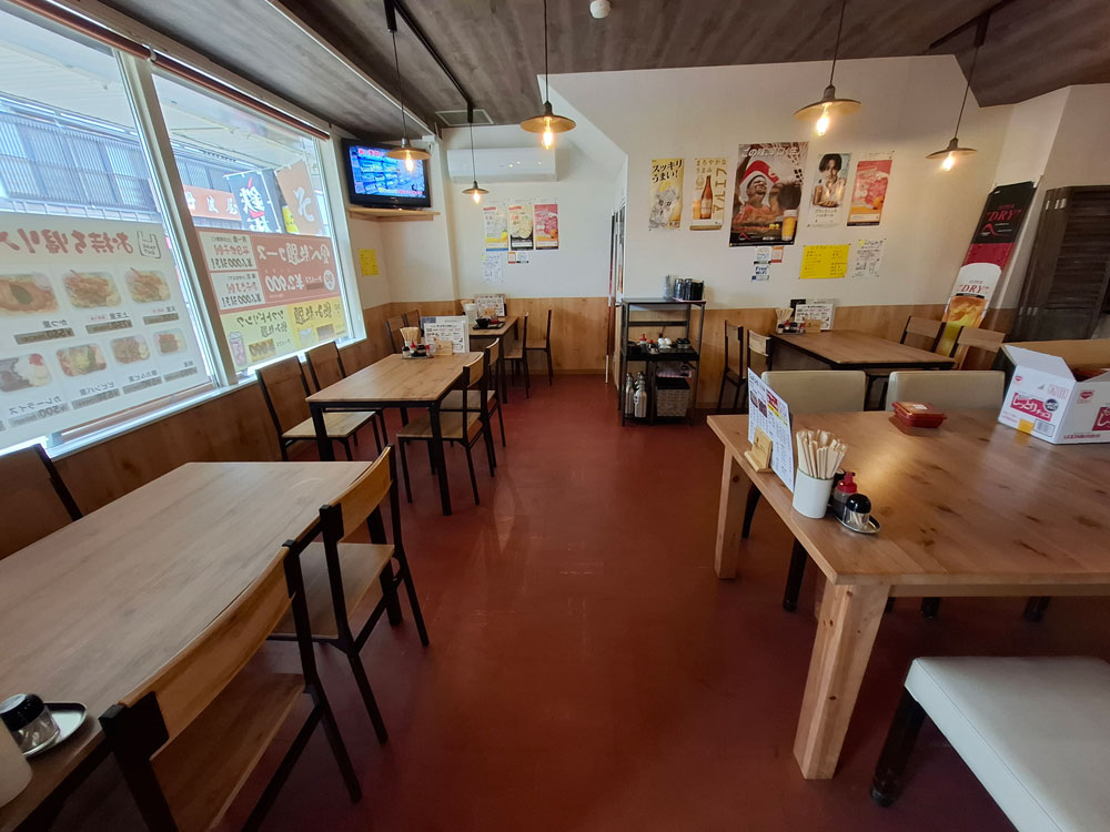 肉まる食堂 店内