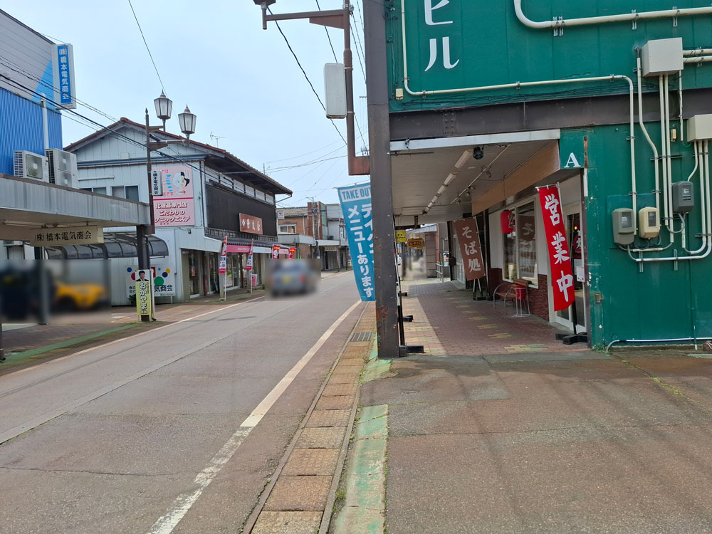 肉まる食堂 店舗前の様子