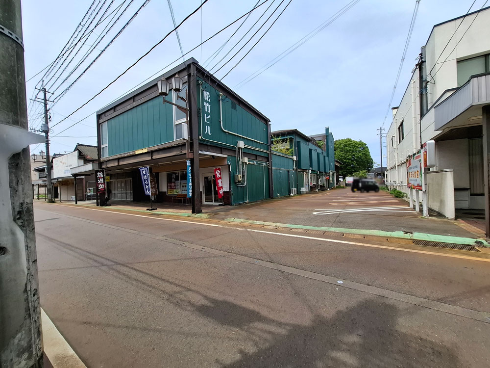 肉まる食堂 店舗と駐車場