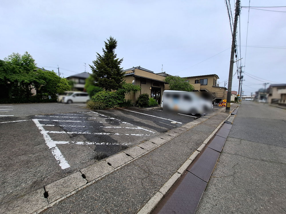 鳥栄 店舗と駐車場