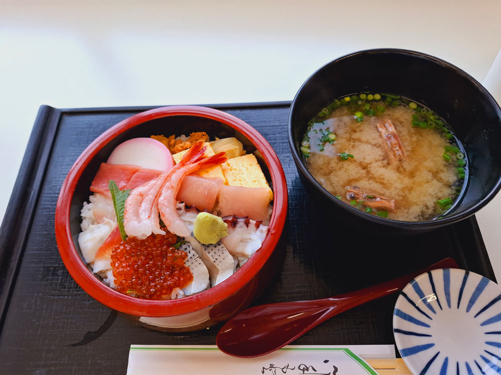 並ちらしと味噌汁