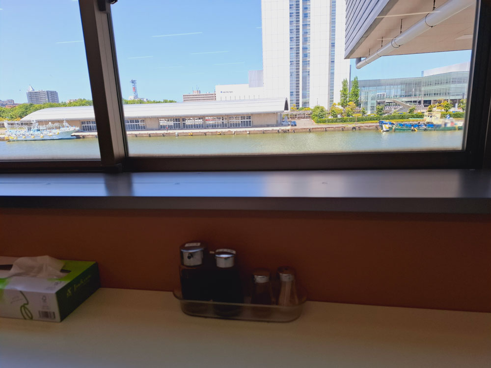 地魚食道ひさご 店内からの眺め
