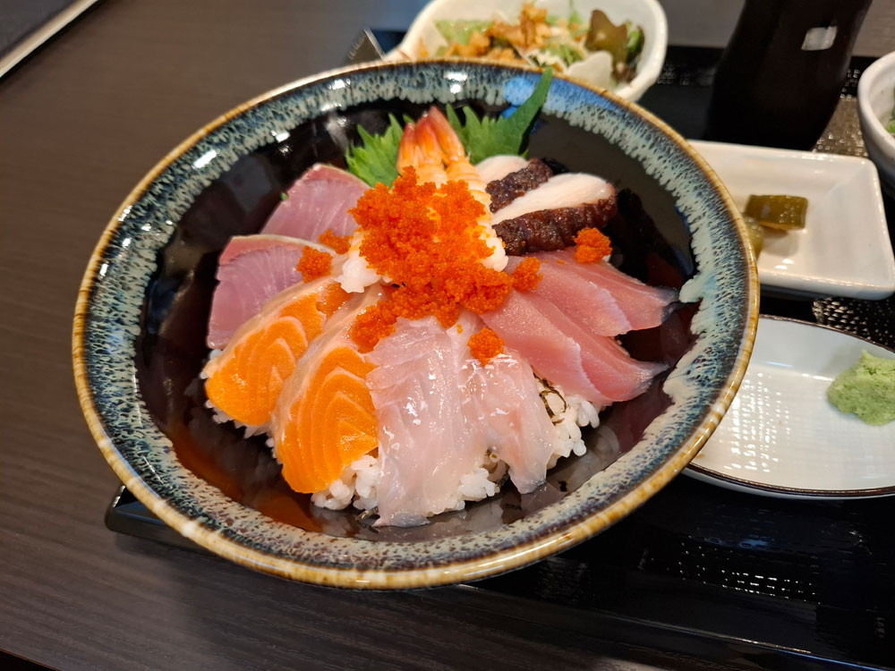 海鮮丼 近くからのアングル