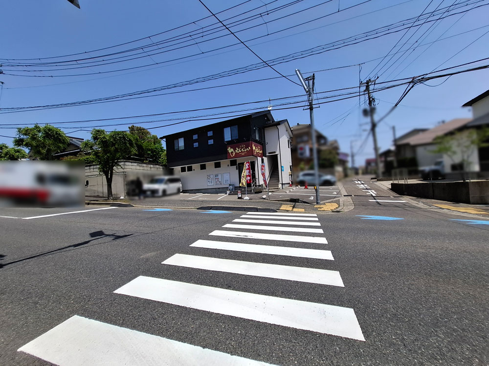 彩酒家えんじょい 外観と駐車場