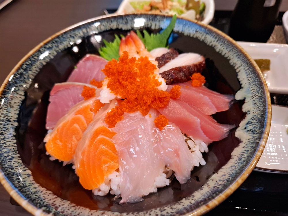 海鮮丼 近くからのアングル