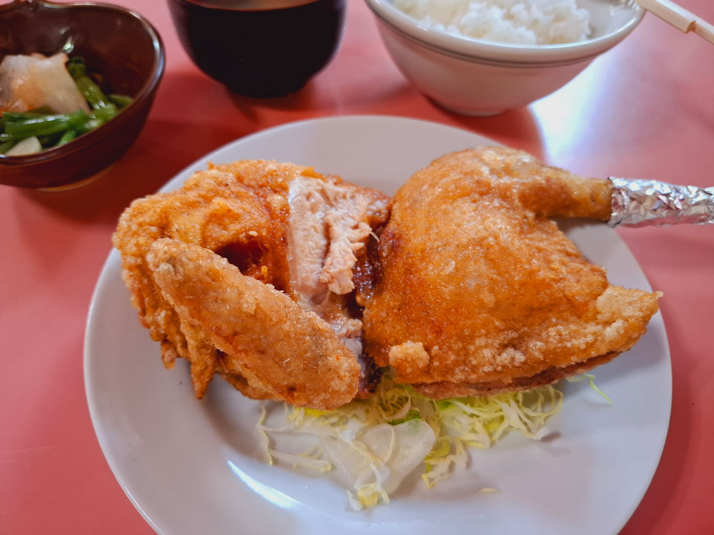 ボリュームのある鶏の半身揚げ