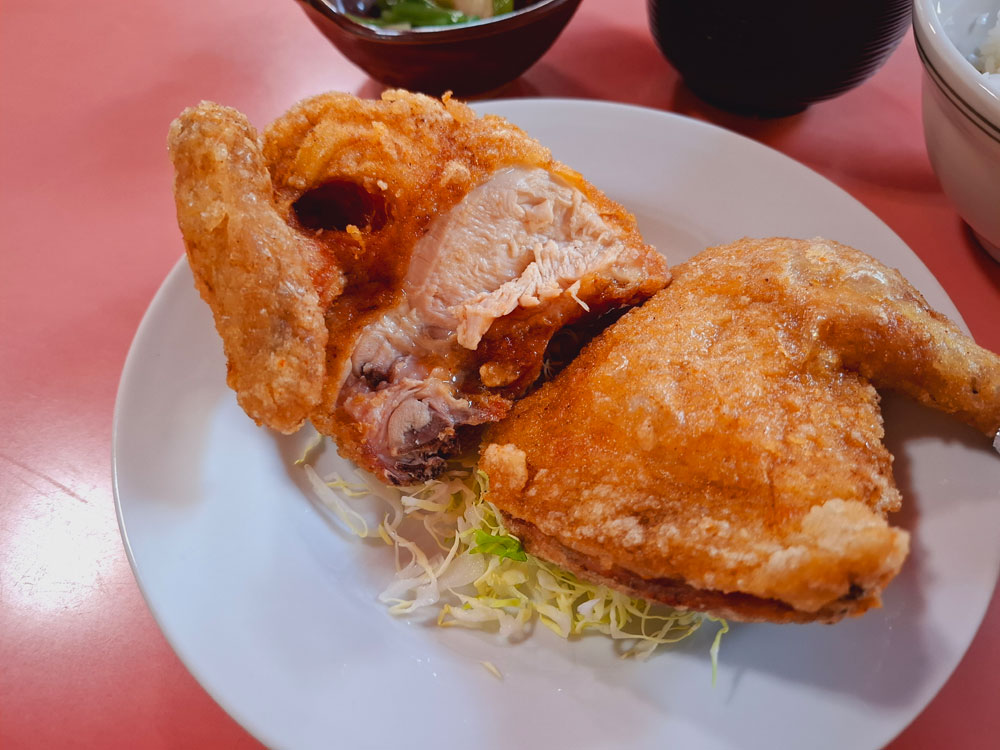 鶏の半身揚げの皮と肉