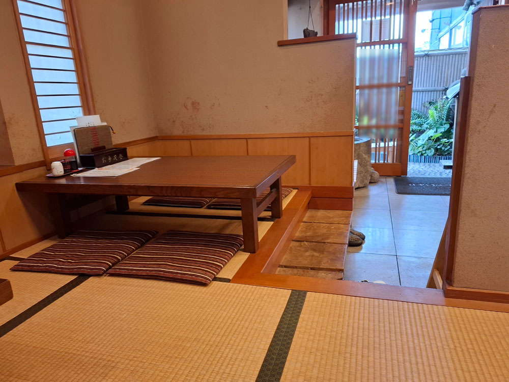 そば処 山よし 入口と店内
