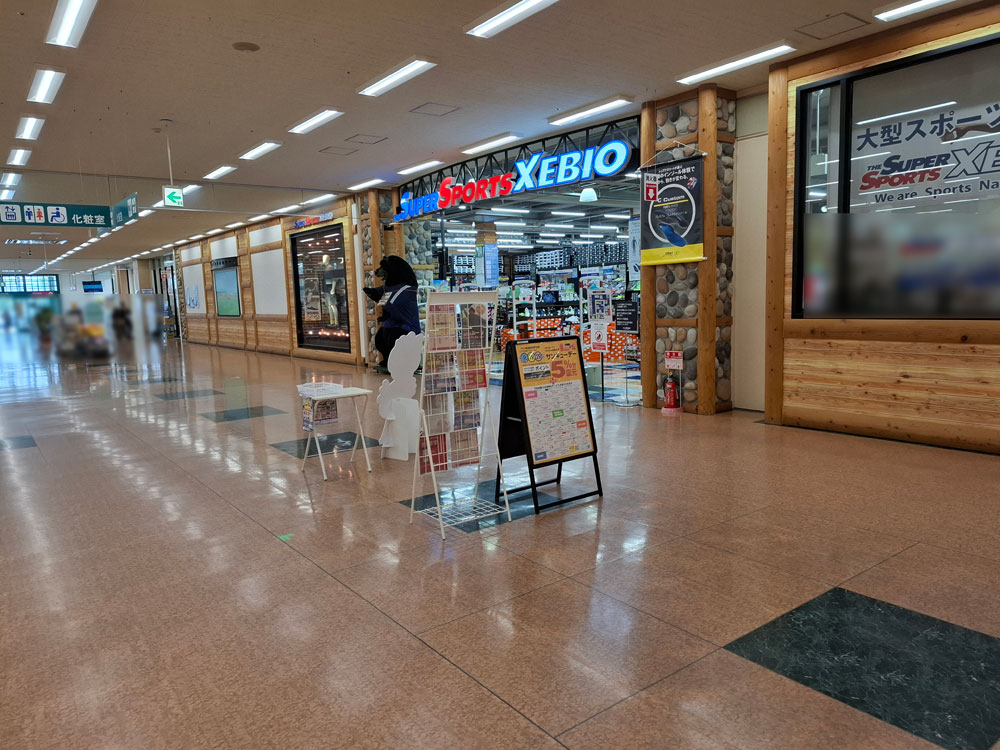 アピタ新潟西店 ゼビオ前通路