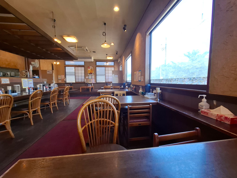 定食 吉田屋 テーブル席とカウンター席