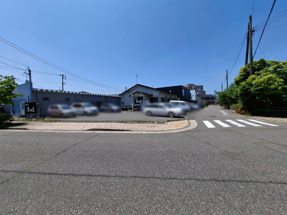 定食 吉田屋 店舗外観と駐車場