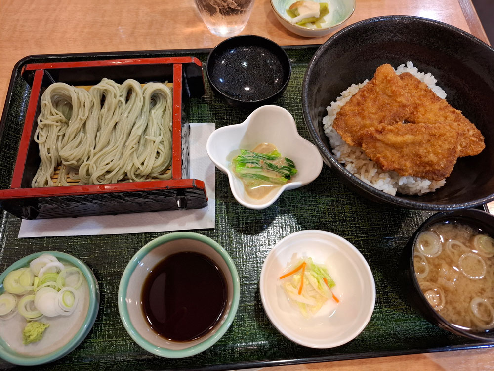 へぎそば タレカツ丼セット 上からのアングル