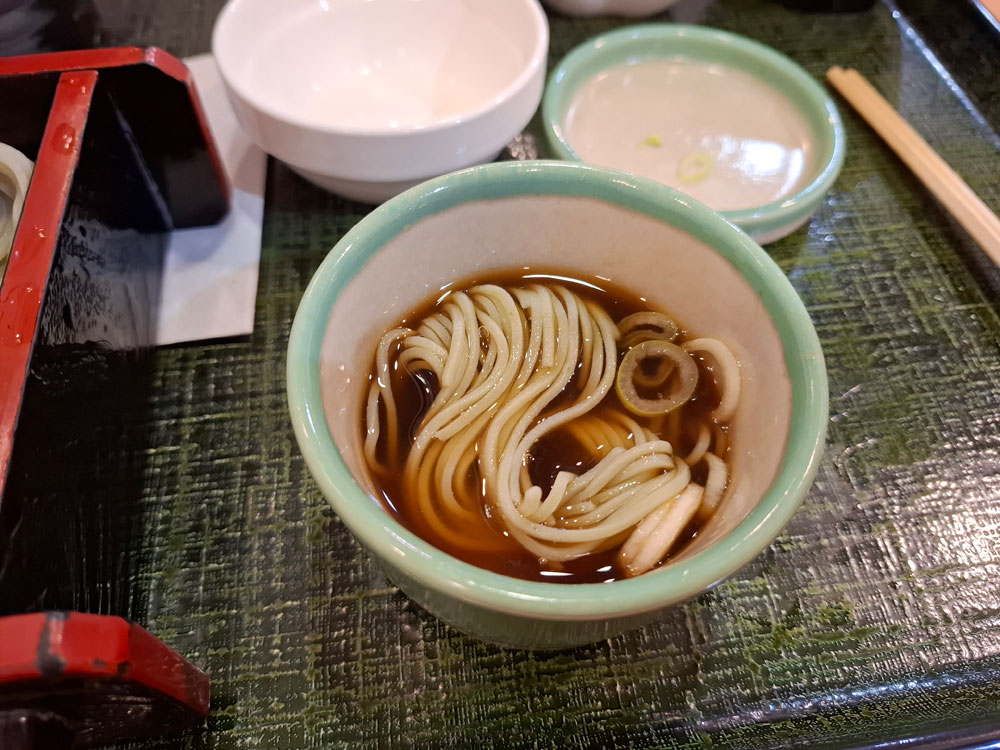 蕎麦つゆとへぎそば