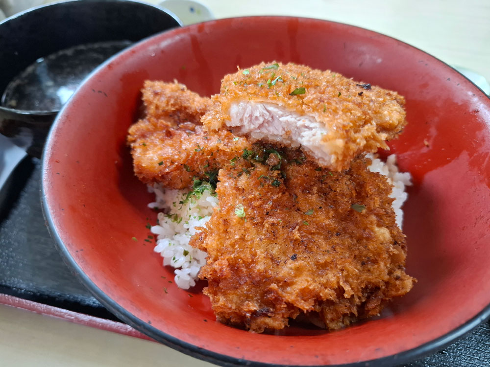 タレカツ丼 一口食べたカツ