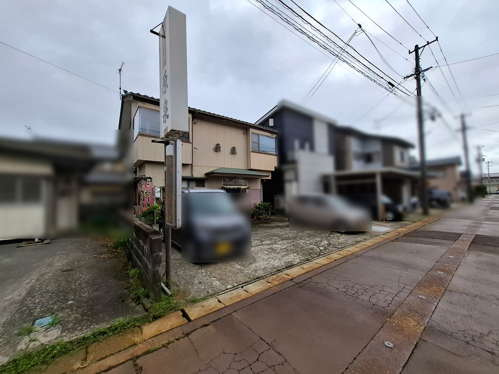 原泉 店舗と駐車場