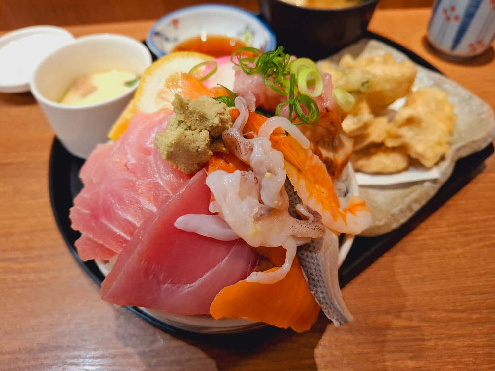 海鮮丼セットの刺身ネタ