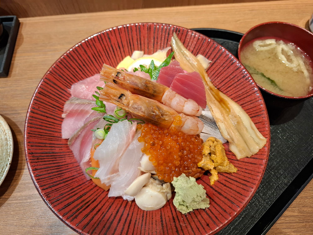 おさかな亭 海鮮丼 上からのアングル