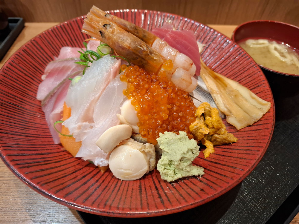 海鮮丼の大きな刺身