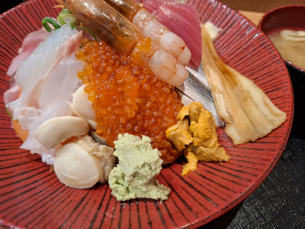海鮮丼のウニとイクラ