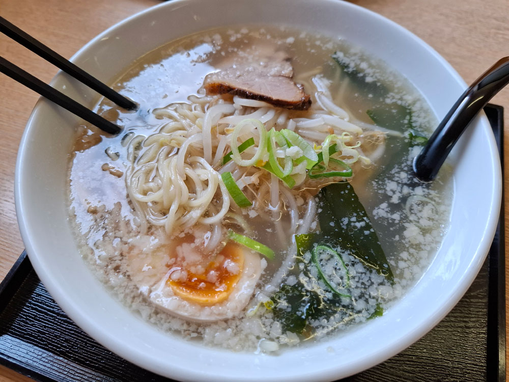 戴記 塩ラーメンのスープ