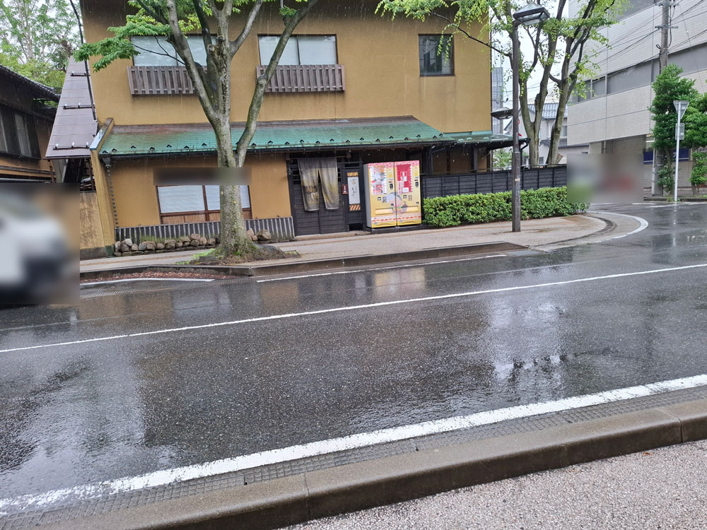 新潟風物詩ももふく前のももポッポ自動販売機